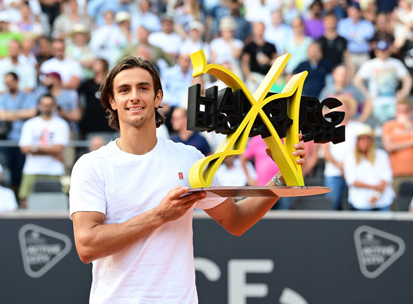 仅展示了她 仅展示了她